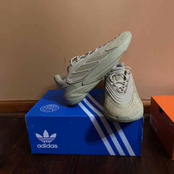 Tan Adidas size 12 shoe - Picture 2 of 3